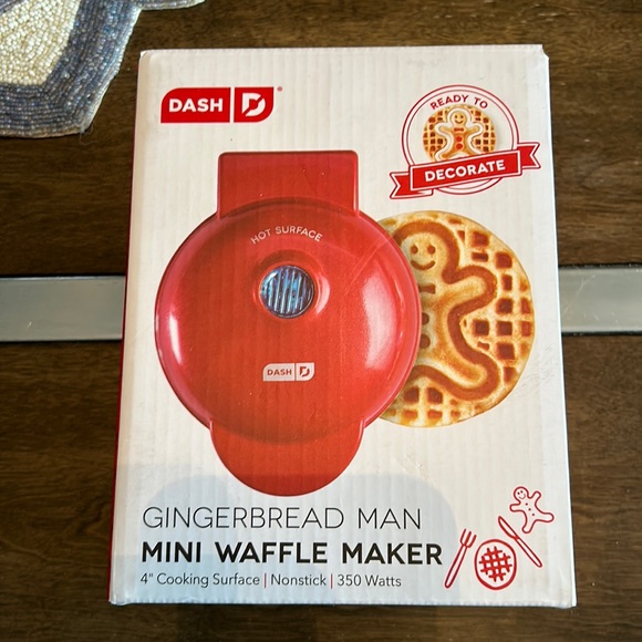 DASH gingerbread man mini waffle maker - Picture 2 of 5